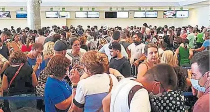  ??  ?? Un caos. Esta era la fila de Copa Airlines del 20 de marzo, cuando comenzaron a limitarse los vuelos.