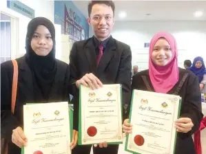  ??  ?? FAZIRA (kiri) dan Rozainie (tengah) bersama rakan mereka berkongsi kegembiraa­n atas kejayaan cemerlang dalam STPM.