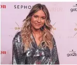  ??  ?? Auch die Düsseldorf­er Youtuberin Dagi Bee fieberte mit vielen Fans dem Finale entgegen.