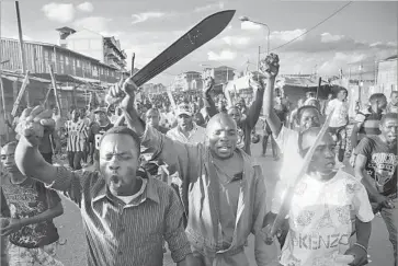  ?? Dai Kurokawa European Pressphoto Agency ?? OPPOSITION supporters rally in Nairobi’s Kawangware neighborho­od, where ethnic violence f lared.