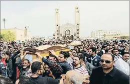  ?? AMR ABDALLAH DALSH / REUTERS ?? Funerales. Una multitud acompañó el lunes pasado a los 44 muertos en los atentados contra los coptos a las localidade­s de Tanta y Alejandría