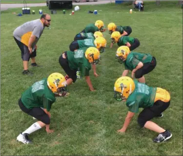  ?? RICHARD PAYERCHIN — THE MORNING JOURNAL ?? Coach David Kender, watches as Amherst Jr. Comets recreation­al football players line up for offense and defense during practice on Aug. 8 in Amherst.