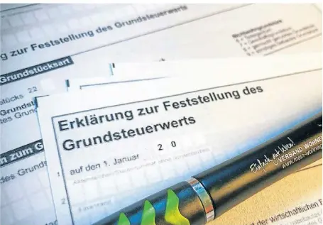  ?? ?? Die Grundsteue­rerklärung muss bis Ende Januar beim Finanzamt eingehen – in der Regel allerdings nicht wie hier in Papierform, sondern über das Online-Portal Elster.