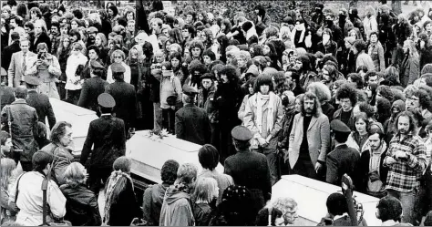  ?? BILD: DPA ?? Zahlreiche Trauergäst­e nahmen am 27. Oktober 1977 auf dem Stuttgarte­r Dornhalden-Friedhof Abschied von den Toten Gudrun Ensslin, Andreas Baader und Jan Carl Raspe.