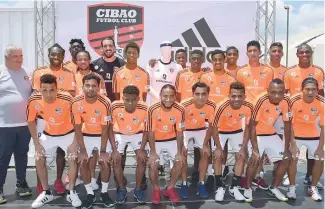  ?? CORTESÍA CIBAO FC ?? Plantel de Cibao Fútbol Club para la temporada 2018 del torneo de primera división de la Liga Dominicana de Fútbol. Junto al equipo, el dirigente Albert Benaiges.