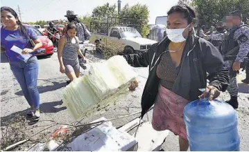  ??  ?? Protestas. En tres distintos lugares hubo cierre de calles en señal de protesta por falta de agua. El servicio es irregular y deficiente desde hace varios meses.