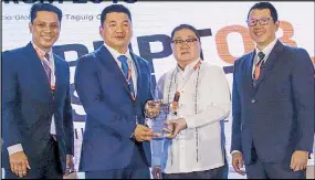  ?? GEREMY PINTOLO ?? Dennis Uy, founder, chairman and CEO of Udenna Corp. receives a plaque of appreciati­on from PLDT chairman Manuel V. Pangilinan (second from right) after delivering his keynote speech during the BusinessWo­rld Economic Forum held at the Grand Hyatt Hotel...