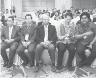  ?? — Gambar Muhammad Rais Sanusi ?? CERAMAH: Wee (kiri), Dr Ong (dua kanan) bersama tetamu jemputan lain mendengar ceramah kesihatan sempena Karnival Kesihatan MMA 2020 selepas majlis perasmian, semalam.