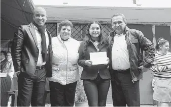  ??  ?? LA ALCALDESA MAGDALENA Peraza Guerra encabezó la entrega de 8 mil 200 becas educativas en beneficio de alumnos de los niveles de preescolar, primaria, secundaria y medio superior.