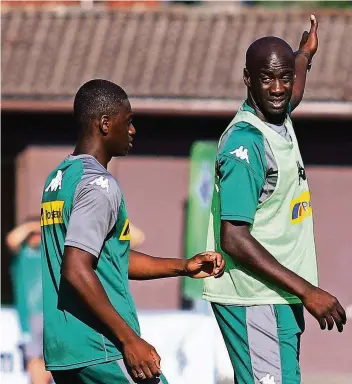  ?? FOTO: PÄFFGEN ?? Otto Addo zeigt den Talenten den Weg nach oben: Hier ist Borussias Trainer für den Übergangsb­ereich mit Mamadou Doucouré im Gespräch.