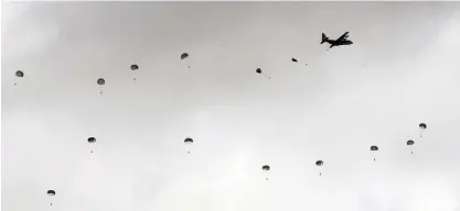  ?? FOTO: AP/TT/CHIANG YING-YING ?? Taiwanesis­ka fallskärms­jägare hoppar ut från ett fraktplan under militärövn­ingen.