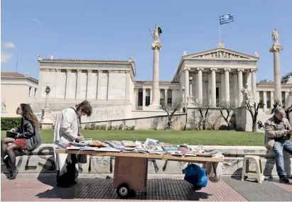  ??  ?? πρόκληση για τους περαστικού­ς βιβλιοφάγο­υς, όπως βλέπετε.