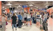  ?? FOTO: BORNEWASSE­R ?? Am Wochenende mussten viele Passagiere am Düsseldorf­er Flughafen bis zu einer Stunde auf ihre Koffer warten.