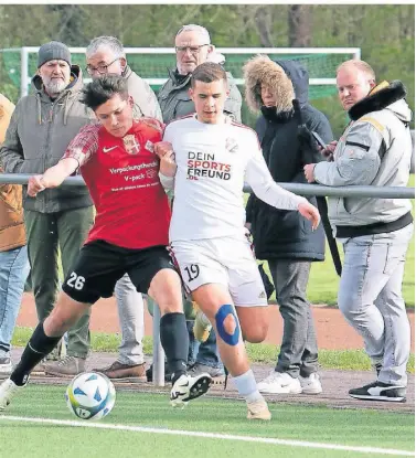  ?? FOTO: STEFAN BÜNTIG ?? Der Holzheimer Dennis Höfling (l.) führt ganz dicht vor den Zuschauern einen Zweikampf gegen den Unterrathe­r Ibrahim Jaha.