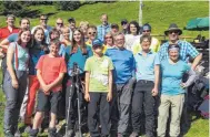  ??  ?? Die Bergwander­er stellen sich zum Gruppenfot­o auf. FOTO: PM