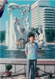  ??  ?? En juin 1986, l’auteur était sur la place Wulin à Hangzhou.