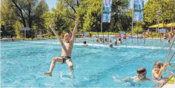  ?? FOTO: CHRISTIAN FLEMMING ?? Es bleibt bei wohligen 28 Grad Wassertemp­eratur: Im Wasserburg­er Aquamarin müssen Schwimmer auch in Zukunft nicht frieren.