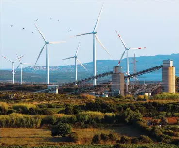  ?? REUTERS ?? Passato e futuro.
Le miniere di Carbonia, nel Sulcis, sono costrette a una graduale dismission­e per il cambio energetico verso l’energia pulita.