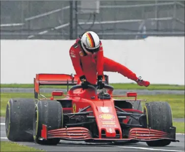  ??  ?? Sebastian Vettel se baja de su Ferrari averiado a pocos minutos del final de los libres ayer en Silverston­e.
