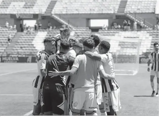  ?? ?? Los jugadores del Recre celebrando el gol de Iago Díaz.