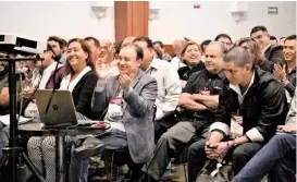  ??  ?? Alfonso Durazo aplaude durante el encuentro con delegados estatales.