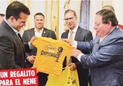  ??  ?? UN REGALITO PARA EL NENE El dueño de los Capitanes, Luis Monrouzeau, le entregó al gobernador Ricardo Rosselló una camisita de campeonato para el benjamín de la familia.