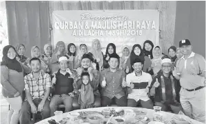  ??  ?? JAMAWI (tengah) bersama jawatankua­sa pelaksana program.