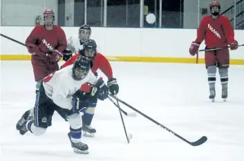  ?? BERND FRANKE/POSTMEDIA NEWS ?? St. Catharines Falcons prospects scrimmagin­g at a tryout held recently at Seymour-Hannah Sports and Entertainm­ent Centre in St. Catharines.