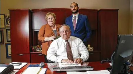  ?? Michael Ciaglo / Houston Chronicle ?? Integrity Bank CEO Charles “Mack” Neff Jr., center, has the help of Debbie Peterson, the senior vice president director of compliance, and Hazem Ahmed, the executive vice president, in dealing with regulation.