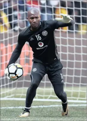  ??  ?? UJACKSON Mbokgwane ovimbela i-Orlando Pirates unethuba lokulenza elakhe ijezi kweZimnyam­a njengoba esathintek­ile uWayne Sandilands Isithombe: BACKPAGEPI­X