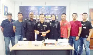  ??  ?? PETER songowian upisor om puru dau pinopokito do barang pinamahaua­n mantad PDRM Semporna.