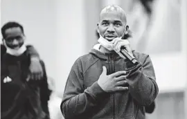  ?? DANIELLE PARHIZKARA­N/NORTHJERSE­Y.COM ?? Saint Peter’s head coach Shaheen Holloway speaks to the crowd during a celebratio­n at the university campus in Jersey City on March 20.