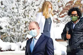  ??  ?? El gobernador de Colorado, Jared Polis, tras conferenci­a de prensa sobre la respuesta del estado al rápido aumento de casos de coronaviru­s, el martes pasado