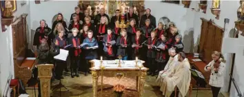 ?? Foto: Michael Daum ?? Der Kirchencho­r der Pfarreieng­emeinschaf­t Emersacker-Heretsried-Lauterbrun­n feiert sein 40-jähriges Jubiläum. Außerdem ist Sieglinde Kazemiyeh seit 25 Jahren die Chorleiter­in der Gruppe.