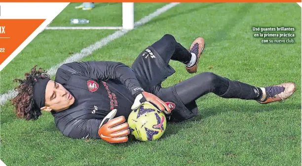  ?? FOTOS: @OFFICIALUS­S1919 ?? Usó guantes brillantes en la primera práctica
con su nuevo club.