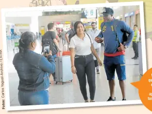  ?? A R T X E / o iv h c r A l- a u g a Y s o rl a C : s o t F ?? Varias personas que se encontraba­n en el aeropuerto de Guayaquil aprovechar­on para tomarse fotos con el
golero Padilla.