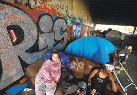  ?? Genaro Molina Los Angeles Times ?? THE AUDIT recommends a type of “scorecard” to track homelessne­ss programs. Above, a camp under the 405 Freeway in L.A. last year.