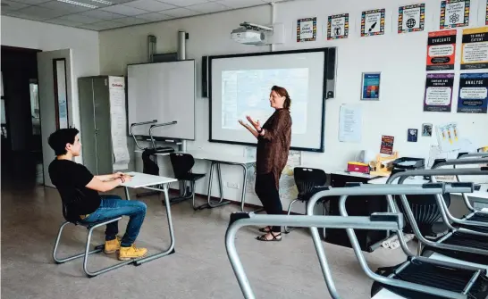  ??  ?? De Mexicaanse leerling Giovanni krijgt geschieden­isles van docent Anita Broer op een lege campus van het United World College in Maastricht.