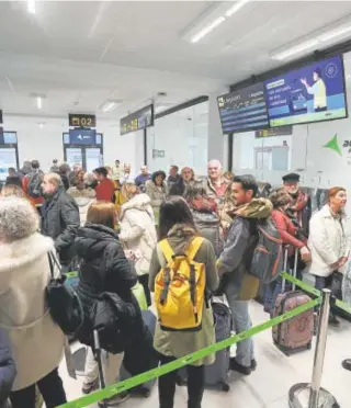  ?? // VALERIO MERINO ?? Pasajeros en la terminal del aeropuerto de Córdoba