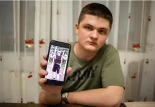  ?? ?? Misha Ostapenko shows a picture of his childhood friend Maki who died at the age of 21 during the Russian invasion of Ukraine.
