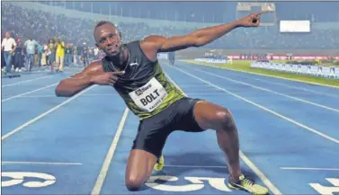  ??  ?? ÚLTIMA VEZ. Bolt corrió por última vez en su país, con el estadio abarrotado. Al final, su gesto típico.