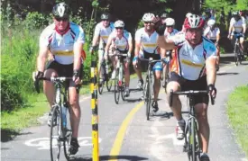  ??  ?? Plusieurs membres de la 2e Escadre ont enfourché leur vélo pour participer au Tour du lac pour l’autisme. On reconnaît ici, à droite, le col Boucher, commandant de l’Escadre.