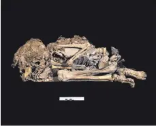  ?? FOTO: EMIL ALADJEM/ISRAEL ANTIQUITIE­S AUTHORITY/DPA ?? Ein 6000 Jahre altes Skelett eines Kindes, das in Stoff eingewicke­lt begraben worden war.