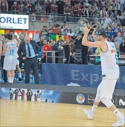  ??  ?? Los jugadores del Real Madrid celebran el título y Rudy Fernández, también su MVP. Shengelia, capitán del Baskonia, con el trofeo de subcampeon­es.