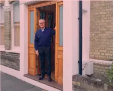 ??  ?? Ranieri davanti alla sua porta di casa a Putney, Londra