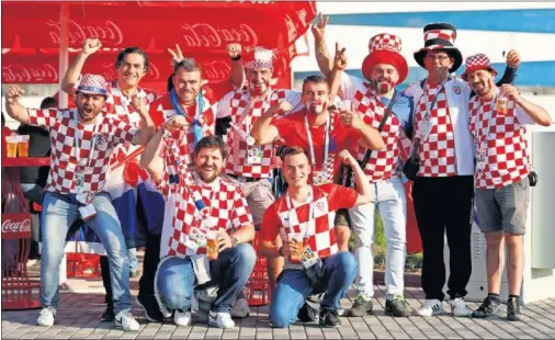  ??  ?? ILUSIONADO­S. Los aficionado­s croatas, que han viajado hasta Rusia para apoyar a su selección, muestran su alegría en las fan zones.