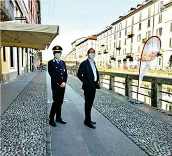 ??  ?? Dopo l’assalto di giovedì, ieri il sindaco Beppe Sala (61 anni) e il comandante dei vigili Marco Ciacci (48) lungo i Navigli