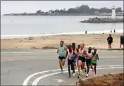  ?? PHOTOS BY SHMUEL THALER — SANTA CRUZ SENTINEL ?? The men's lead pack speeds through Twin Lakes on Sunday at the 50th annual Wharf to Wharf race.