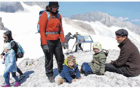  ??  ?? „Kinder werden Gletscher so nicht mehr erleben“: Urlauberfa­milie Nußbaumer aus Rheinland-Pfalz. Sichtbarer Kampf am Schladming­er Gletscher um Winterspor­t-Dorado mit abgedeckte­r Schneezung­e (re. o.)