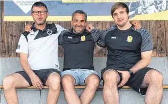  ?? FOTO: PRIVAT ?? Ob Bezirkslig­a oder Kreisliga A: Spielertra­iner Andreas Krenzler (rechts) und Co-Trainer Thomas Hampp (links) machen bei der SG Aulendorf unter Sportvorst­and Eric Buraty (Mitte) weiter.